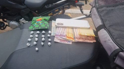 PM prende jovem com 17 pedras de crack e dinheiro no bairro Interlagos, em Cascavel PM prende jovem com 17 pedras de crack e dinheiro no bairro Interlagos, em Cascavel