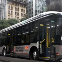 Sem receber 13º salário, motoristas de ônibus de SP entram em greve Imagem referente a Sem receber 13º salário, motoristas de ônibus de SP entram em greve