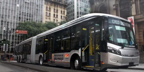 Imagem referente a Sem receber 13º salário, motoristas de ônibus de SP entram em greve