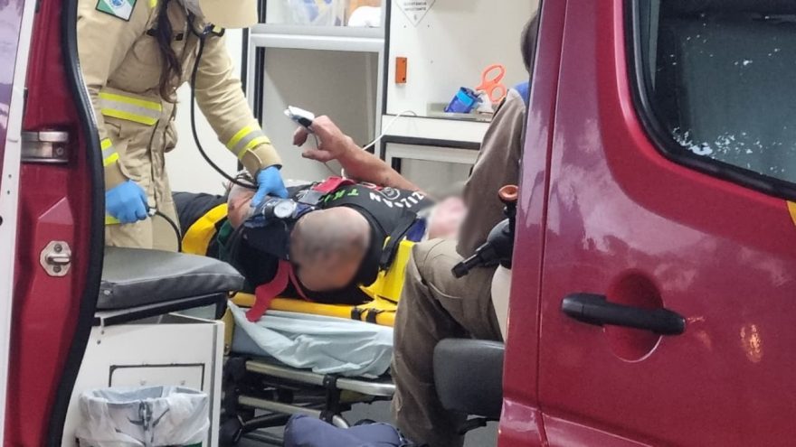 Piloto fratura dedos da mão após colisão entre MT-09 e Peugeot Cargo na Rua Veneza