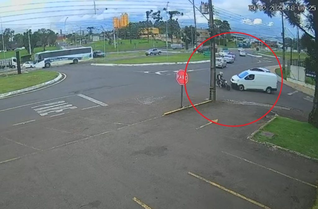 Câmera mostra acidente que deixou motociclista ferido no Trevo da Portal