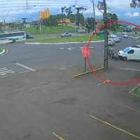 Câmera mostra acidente que deixou motociclista ferido no Trevo da Portal Imagem referente a Câmera mostra acidente que deixou motociclista ferido no Trevo da Portal