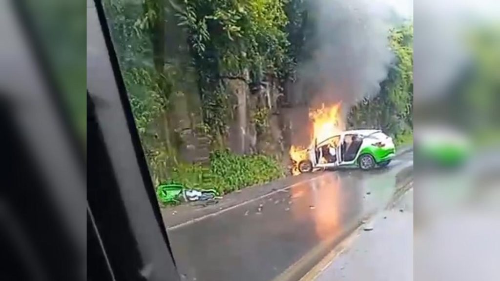 Carro da Prefeitura de Marmeleiro pega fogo após bater em barranco na BR-373; quatro pessoas ficam ferida