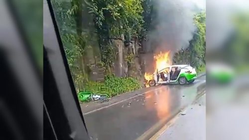 Carro da Prefeitura de Marmeleiro pega fogo após bater em barranco na BR-373; quatro pessoas ficam ferida Imagem referente a Carro da Prefeitura de Marmeleiro pega fogo após bater em barranco na BR-373; quatro pessoas ficam ferida