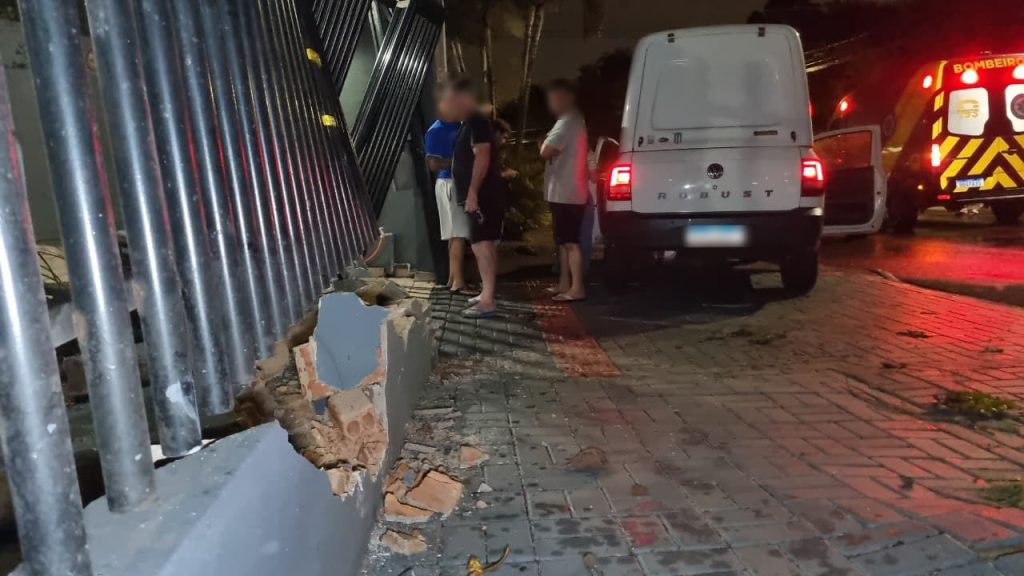 Condutor perde controle da direção e colide Saveiro contra portão de residência no Tropical