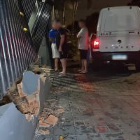 Condutor perde controle da direção e colide Saveiro contra portão de residência no Tropical Imagem referente a Condutor perde controle da direção e colide Saveiro contra portão de residência no Tropical