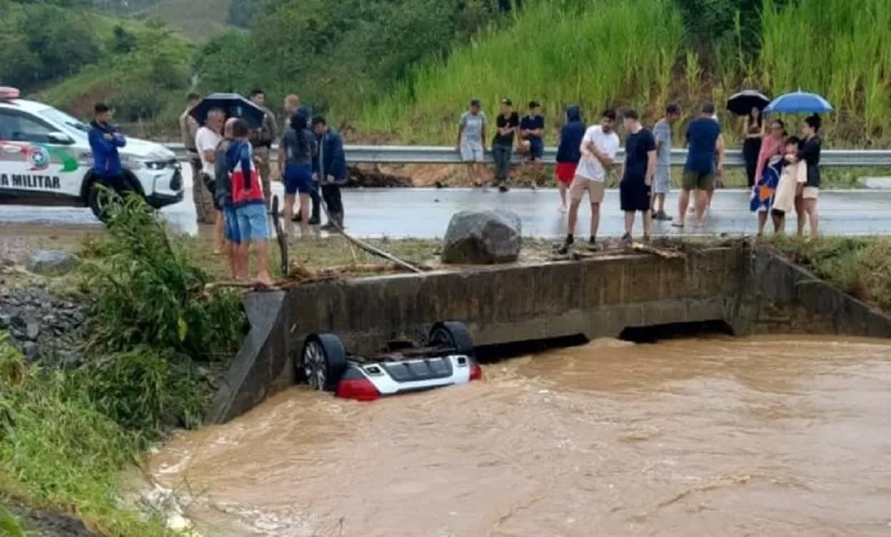 Tragédia em SC: carro é levado pela enxurrada e pai, mãe e bebê morrem Tragédia em SC: carro é levado pela enxurrada e pai, mãe e bebê morrem