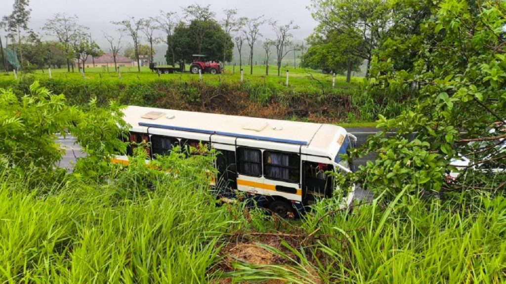 Caminhão e ônibus se envolvem em acidente na BR-153 em Jacarezinho