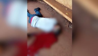 Mistério e sangue: jovem é morto em ponto de ônibus na Linha São João Imagem referente a Mistério e sangue: jovem é morto em ponto de ônibus na Linha São João