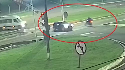 Flagrante de imprudência no trânsito: Motociclista atravessa o Trevo da Portal na contramão Flagrante de imprudência no trânsito: Motociclista atravessa o Trevo da Portal na contramão
