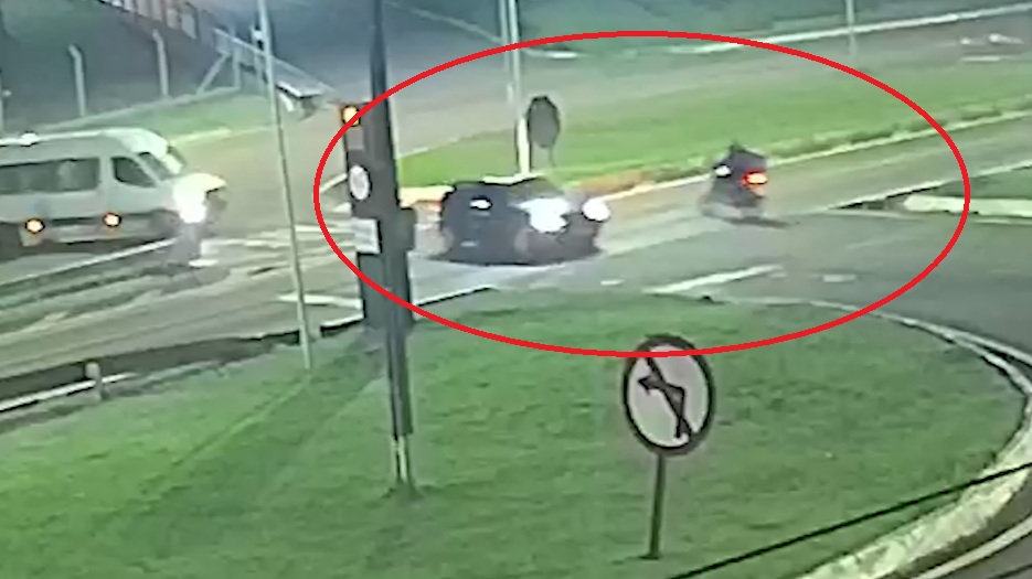 Flagrante de imprudência no trânsito: Motociclista atravessa o Trevo da Portal na contramão Flagrante de imprudência no trânsito: Motociclista atravessa o Trevo da Portal na contramão