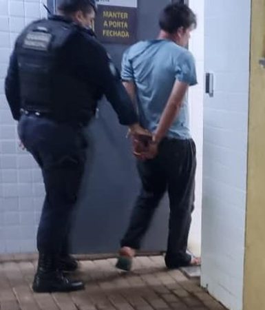 Populares denunciam agressão e homem é preso por bater na mãe no Esmeralda Imagem referente a Populares denunciam agressão e homem é preso por bater na mãe no Esmeralda