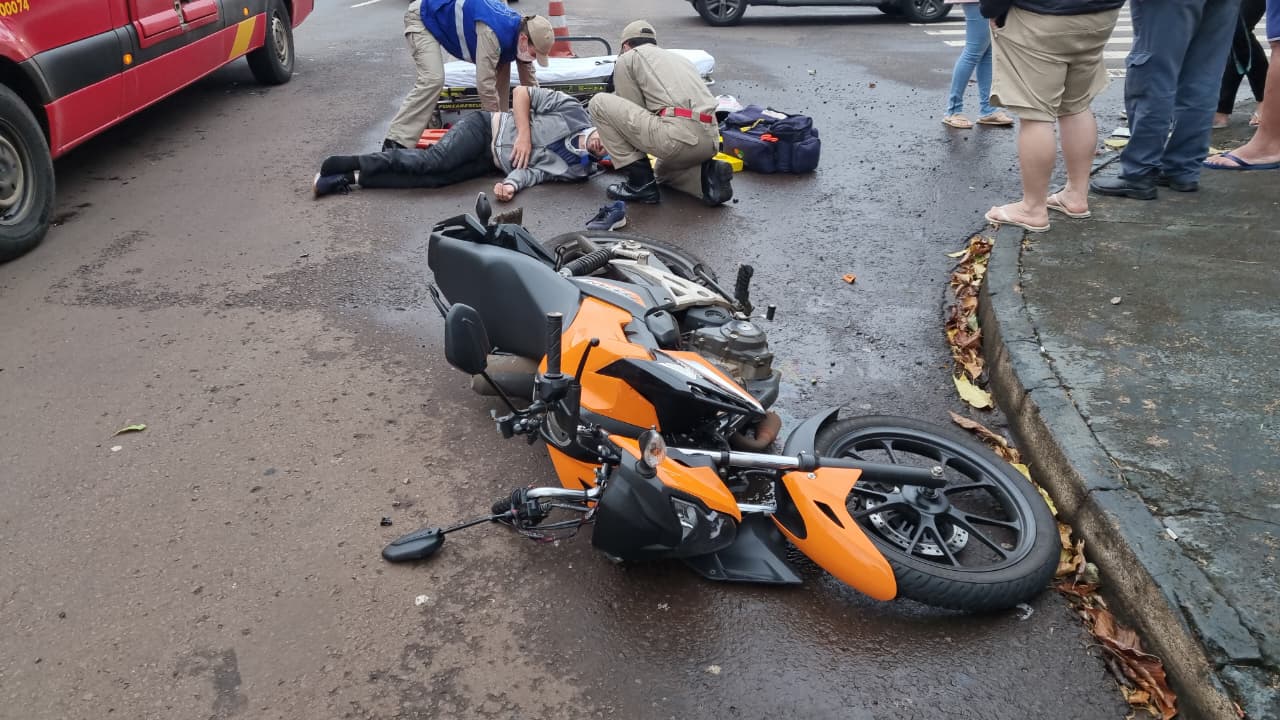Motociclista fica ferido em colisão na entrada do Bairro Periolo Motociclista fica ferido em colisão na entrada do Bairro Periolo