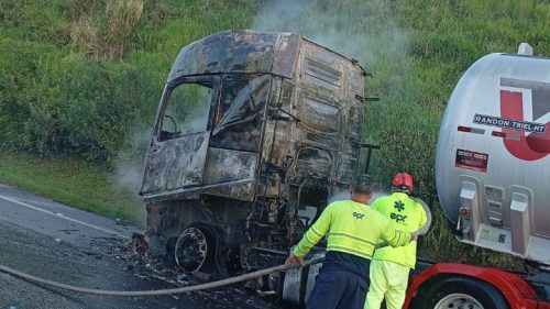 Caminhão pega fogo na BR-277 e mobiliza Bombeiros no km 33 Caminhão pega fogo na BR-277 e mobiliza Bombeiros no km 33