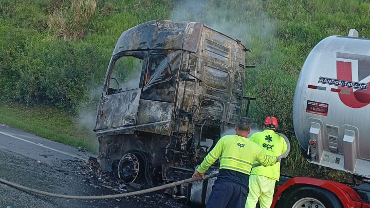 Caminhão pega fogo na BR-277 e mobiliza Bombeiros no km 33 Caminhão pega fogo na BR-277 e mobiliza Bombeiros no km 33