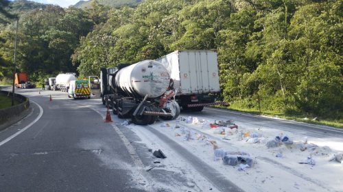 Colisão múltipla entre três veículos de carga deixa motorista morto na BR-376, em Guaratuba Colisão múltipla entre três veículos de carga deixa motorista morto na BR-376, em Guaratuba