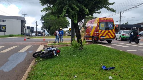 Motos se envolvem em colisão na rotatória das Avenidas Rocha Pombo e Olindo Periolo Imagem referente a Motos se envolvem em colisão na rotatória das Avenidas Rocha Pombo e Olindo Periolo
