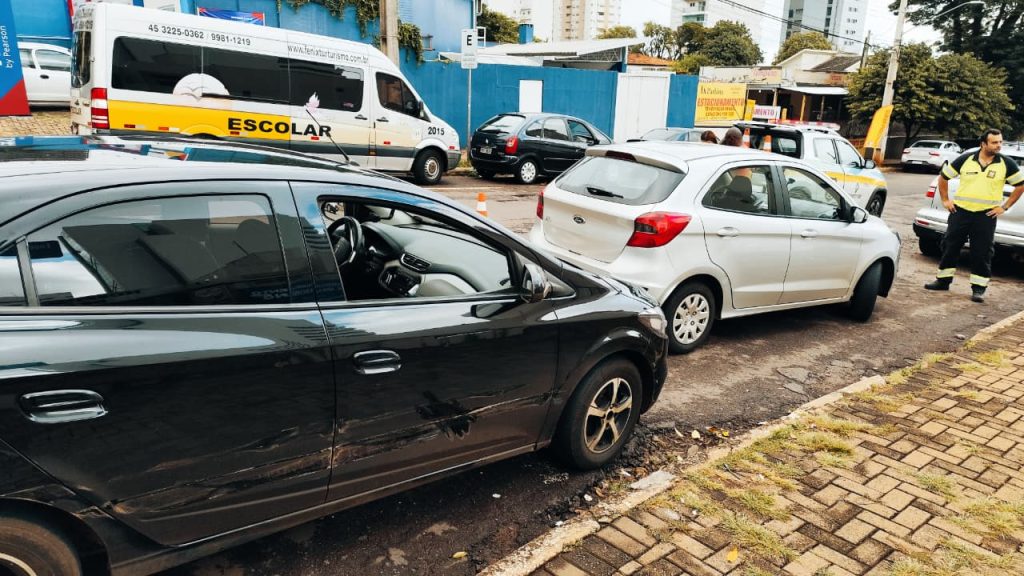 Durante troca de faixas, carros se envolvem em colisão na Rua Minas Gerais Durante troca de faixas, carros se envolvem em colisão na Rua Minas Gerais