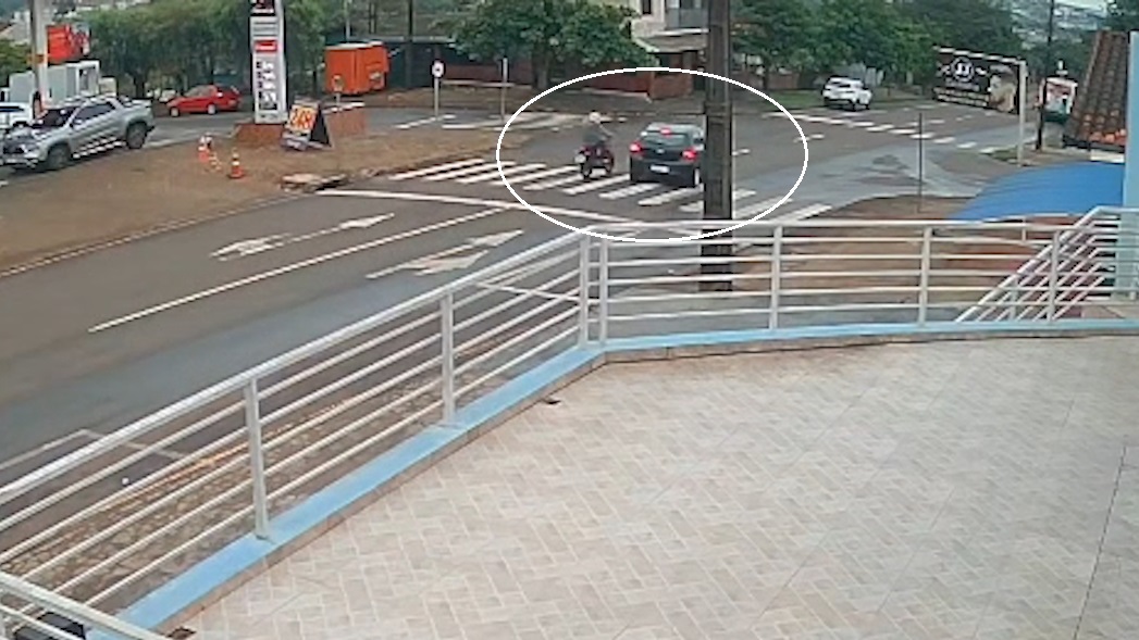 Câmera de segurança registra momento da colisão entre carro e moto no Bairro Periolo