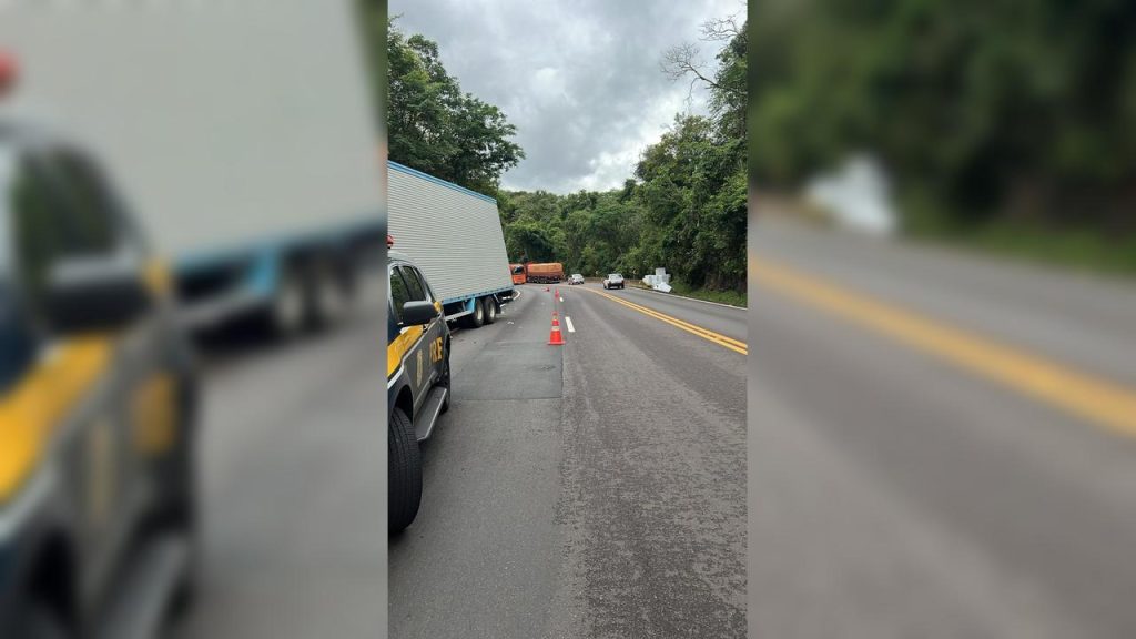 Caminhão tomba na BR-277 e indígenas saqueiam carga de eletrodomésticos; PRF intervém Caminhão tomba na BR-277 e indígenas saqueiam carga de eletrodomésticos; PRF intervém