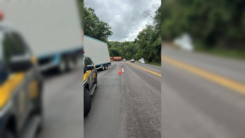 Caminhão tomba na BR-277 e indígenas saqueiam carga de eletrodomésticos; PRF intervém Imagem referente a Caminhão tomba na BR-277 e indígenas saqueiam carga de eletrodomésticos; PRF intervém