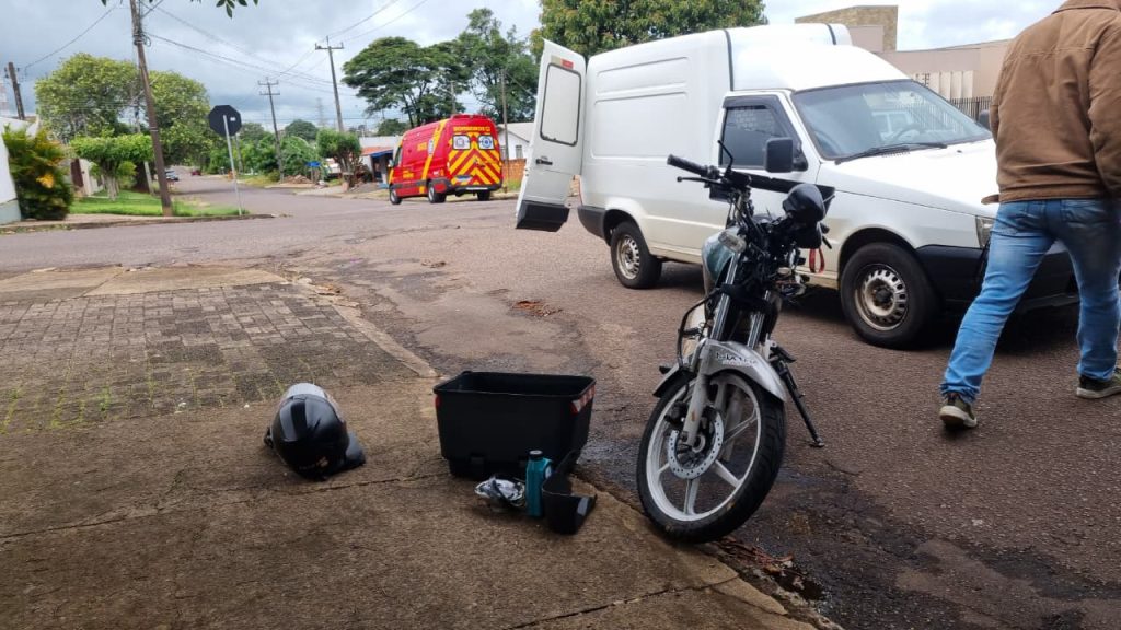 Motociclista fica ferido em colisão entre moto e caminhão no Santa Felicidade Motociclista fica ferido em colisão entre moto e caminhão no Santa Felicidade
