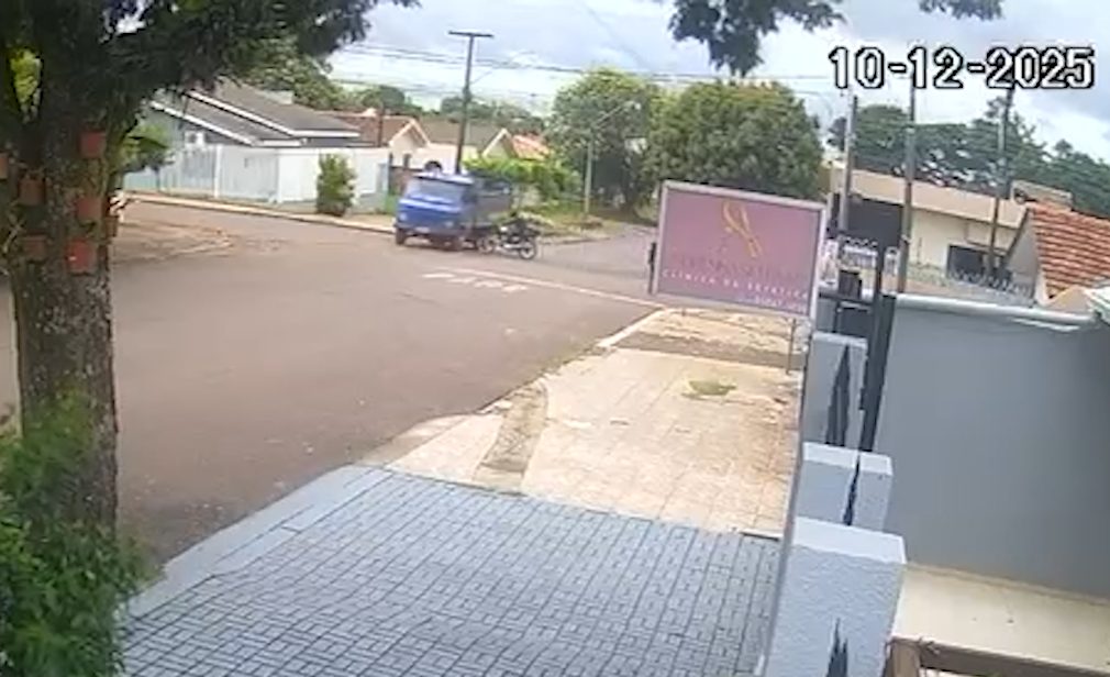 Vídeo mostra colisão entre carro e moto no Bairro Santa Felicidade Vídeo mostra colisão entre carro e moto no Bairro Santa Felicidade