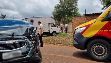 Imagem referente a Furgão derruba muro de residência após colisão com Chevrolet Spin no Cascavel Velho