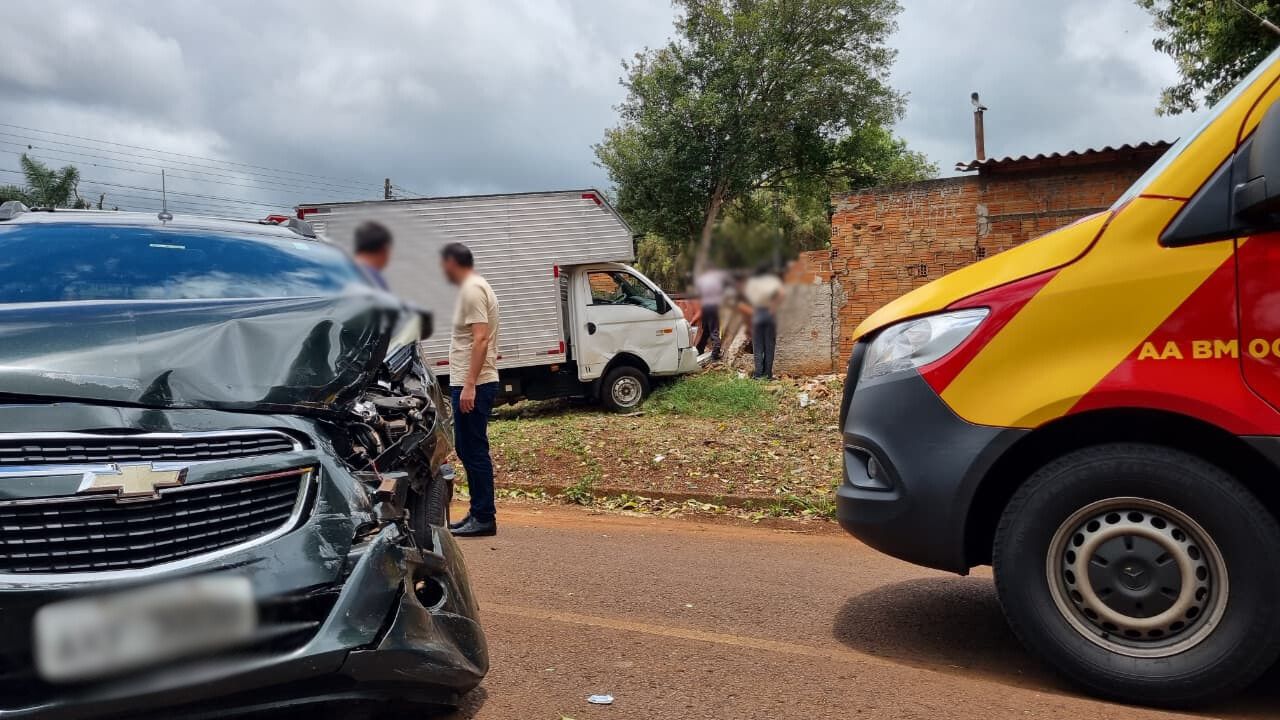 Furgão derruba muro de residência após colisão com Chevrolet Spin no Cascavel Velho