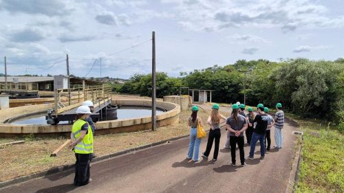 Universitários participam de programa com foco em saneamento Universitários participam de programa com foco em saneamento