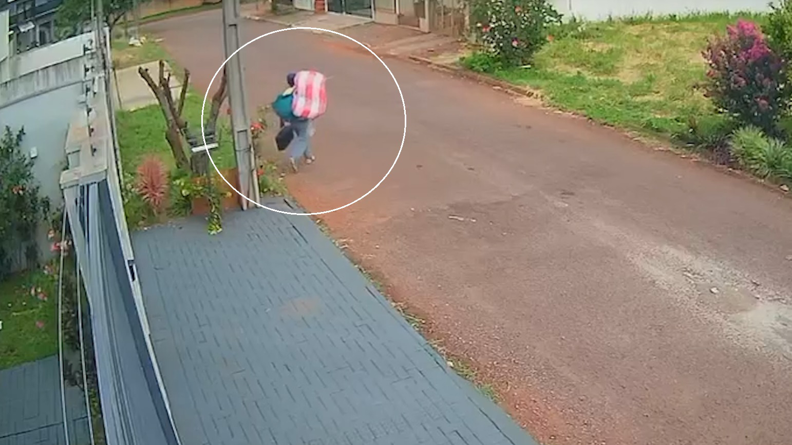 Ladrão arromba janela, invade residência e foge em direção à BR-467 em Cascavel