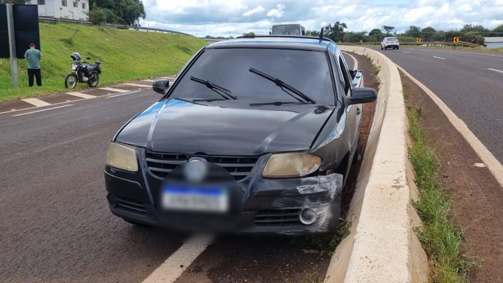 Saveiro bate contra a mureta na PRc-467, em Cascavel Saveiro bate contra a mureta na PRc-467, em Cascavel