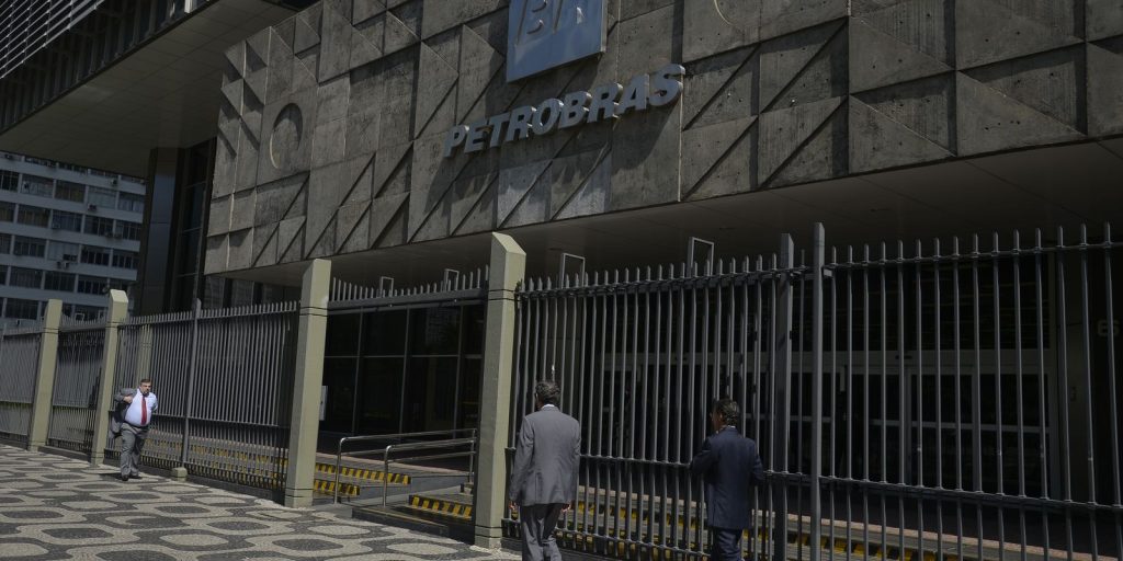 Petroleiros aprovam greve nacional a partir de segunda-feira Petroleiros aprovam greve nacional a partir de segunda-feira