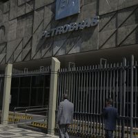 Petroleiros aprovam greve nacional a partir de segunda-feira Imagem referente a Petroleiros aprovam greve nacional a partir de segunda-feira