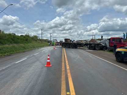 Grave colisão frontal deixa dois feridos na BR-376, em Califórnia Grave colisão frontal deixa dois feridos na BR-376, em Califórnia