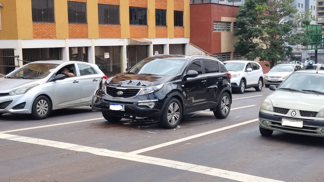 Sportage não freia a tempo e bate na traseira de carro parado em semáforo no Centro de Cascavel