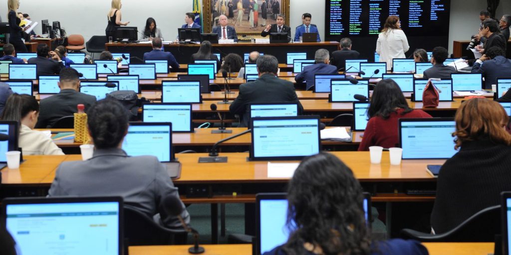 CCJ da Câmara se posiciona a favor de cassação de Carla Zambelli CCJ da Câmara se posiciona a favor de cassação de Carla Zambelli