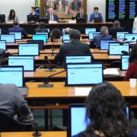 CCJ da Câmara se posiciona a favor de cassação de Carla Zambelli Imagem referente a CCJ da Câmara se posiciona a favor de cassação de Carla Zambelli