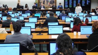 CCJ da Câmara se posiciona a favor de cassação de Carla Zambelli CCJ da Câmara se posiciona a favor de cassação de Carla Zambelli