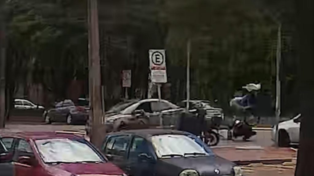 Câmera flagra acidente que deixou motociclista ferido na Avenida Brasil Câmera flagra acidente que deixou motociclista ferido na Avenida Brasil