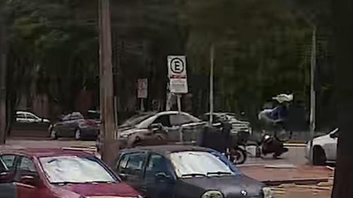 Câmera flagra acidente que deixou motociclista ferido na Avenida Brasil Imagem referente a Câmera flagra acidente que deixou motociclista ferido na Avenida Brasil