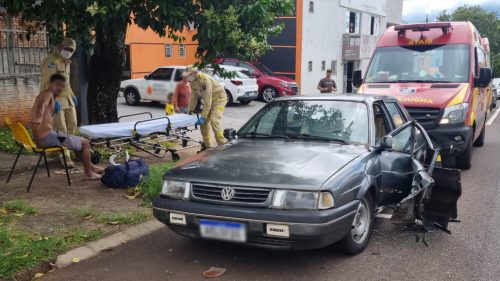 Forte colisão entre Oroch e Santana deixa vítima no Jardim Aclimação, em Cascavel Imagem referente a Forte colisão entre Oroch e Santana deixa vítima no Jardim Aclimação, em Cascavel