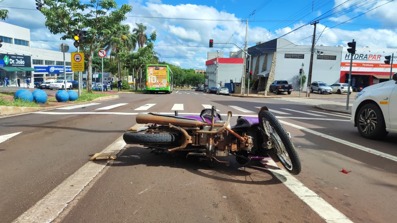 Acidente entre moto e ônibus deixa motociclista ferido na Avenida Barão do Rio Branco