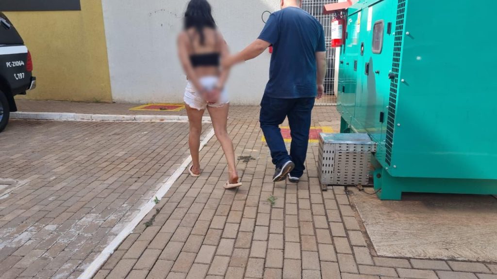 Mulher é detida com porções de drogas no Centro de Cascavel Mulher é detida com porções de drogas no Centro de Cascavel