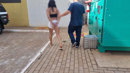 Mulher é detida com porções de drogas no Centro de Cascavel Imagem referente a Mulher é detida com porções de drogas no Centro de Cascavel