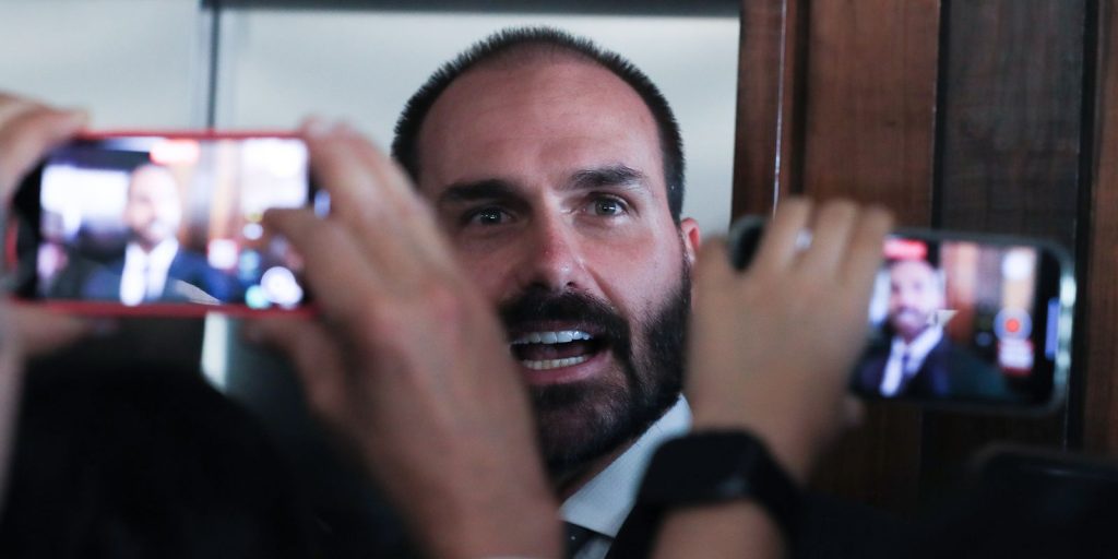 Motta notifica Eduardo Bolsonaro sobre processo de perda do mandato Motta notifica Eduardo Bolsonaro sobre processo de perda do mandato