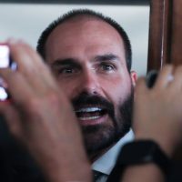 Motta notifica Eduardo Bolsonaro sobre processo de perda do mandato Imagem referente a Motta notifica Eduardo Bolsonaro sobre processo de perda do mandato