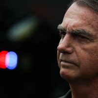 Justiça suspende benefícios vitalícios durante prisão de Bolsonaro Imagem referente a Justiça suspende benefícios vitalícios durante prisão de Bolsonaro
