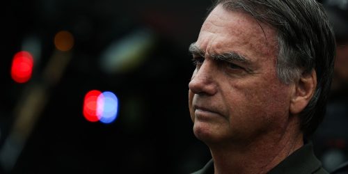 Justiça suspende benefícios vitalícios durante prisão de Bolsonaro Imagem referente a Justiça suspende benefícios vitalícios durante prisão de Bolsonaro