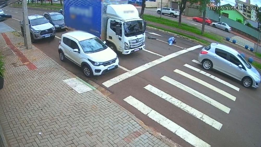 Câmera mostra colisão entre moto e ônibus que deixou jovem ferido em Cascavel